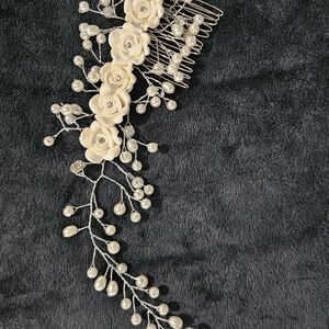 Elegant White Floral Hair Comb